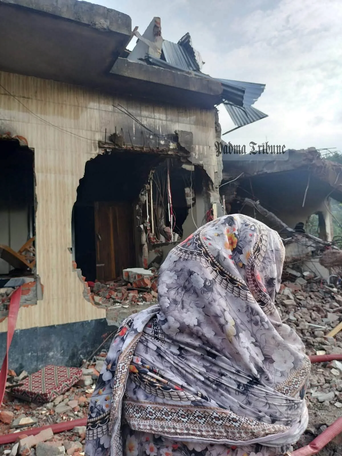পটুয়াখালীতে আওয়ামী লীগ নেতার বাড়ি বুলডোজারে ভাঙচুর, লুটপাটের পর আগুন