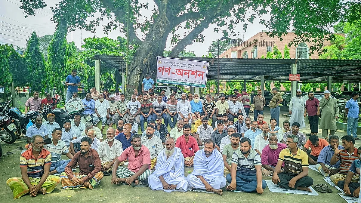 কাফনের কাপড় পরে রংপুরে আলুচাষি ও ব্যবসায়ীদের গণ–অনশন